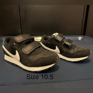 Nike Black and White Sneakers Sleek Athletic Design